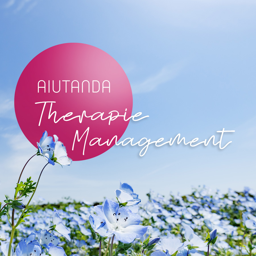aiutanda Therapiemanagement - blaue Blumen unter weitem Himmel